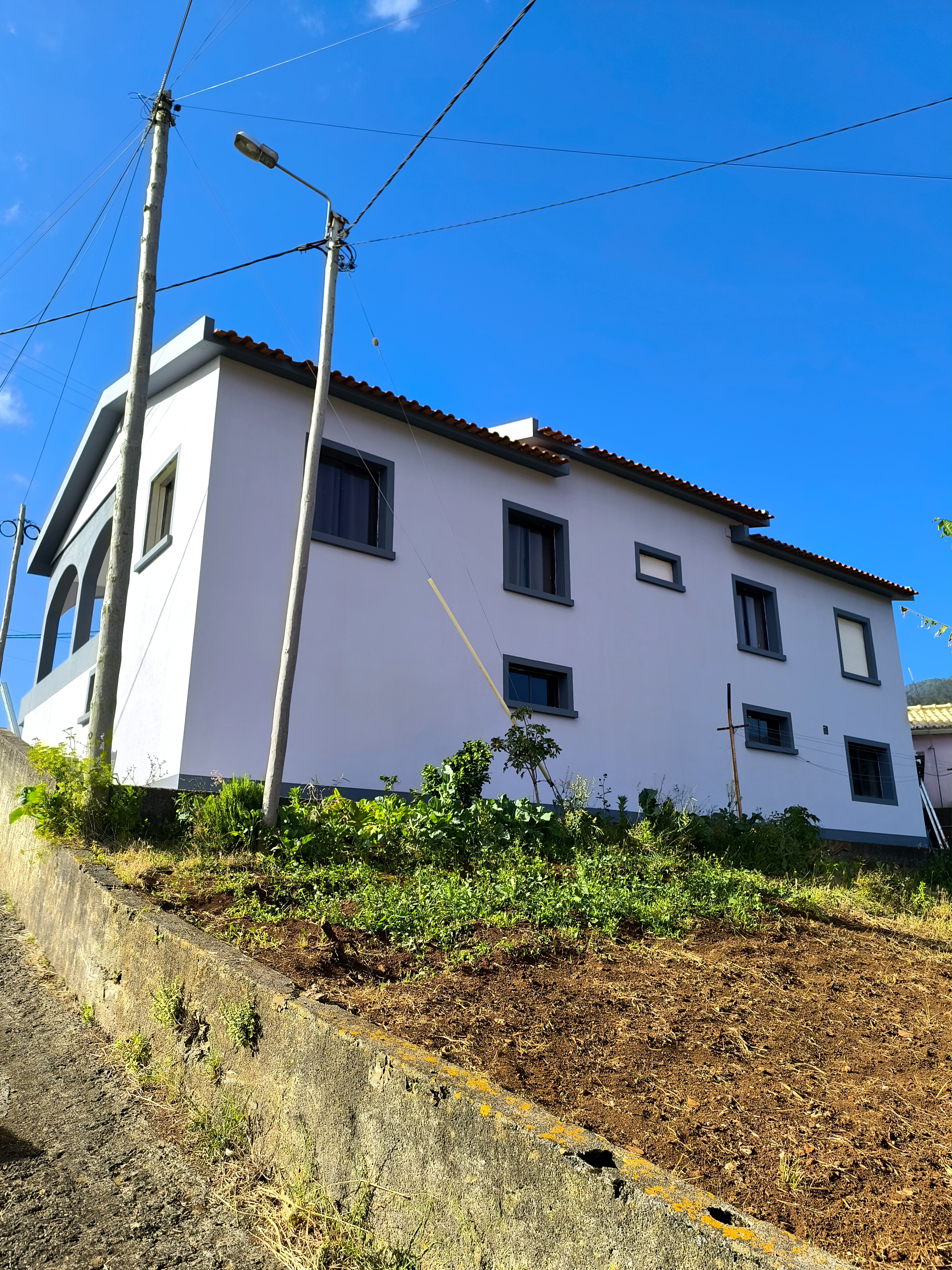 Moradia no Porto da Cruz com fachada restaurada e revestimento térmico finalizado