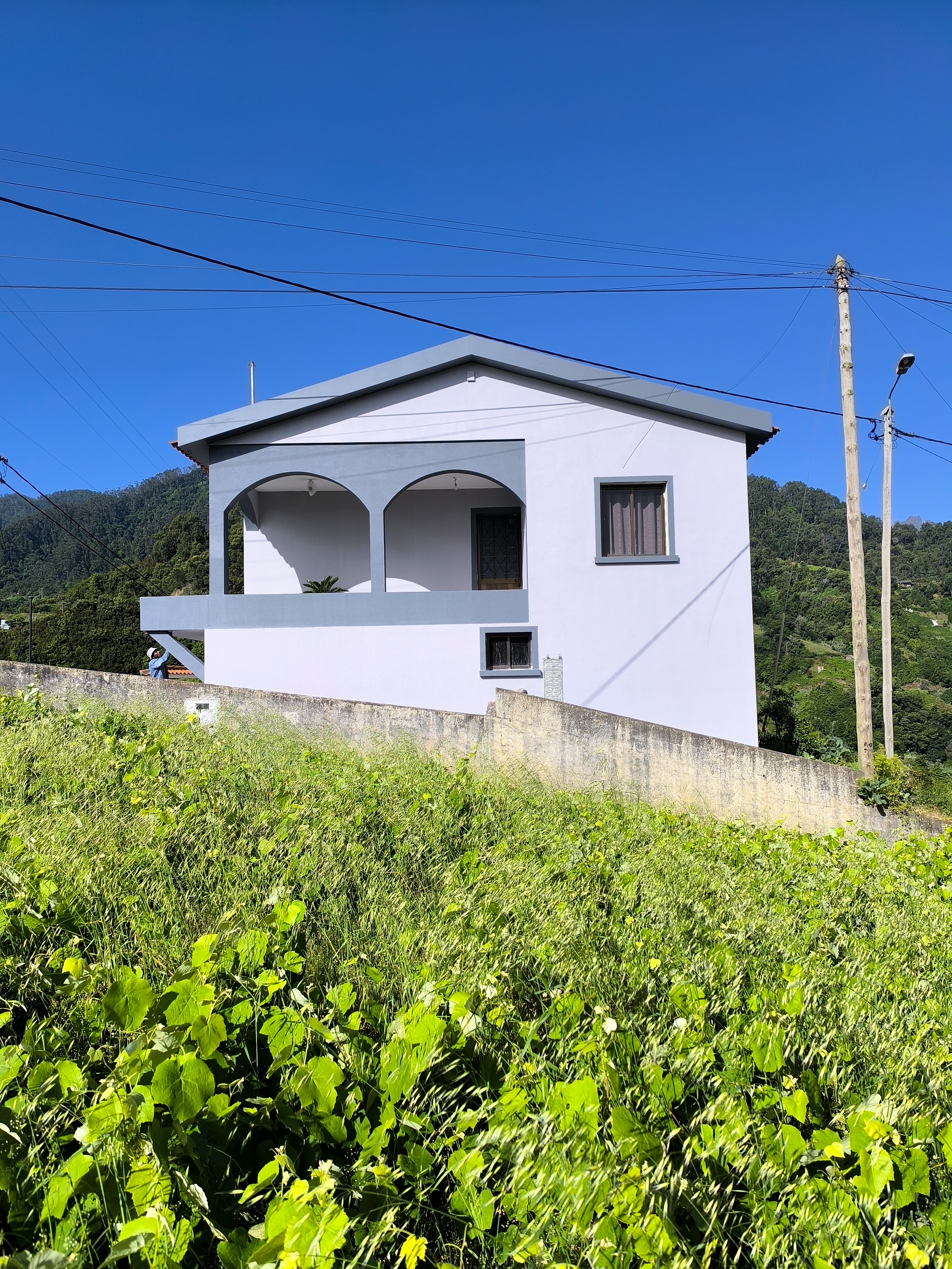 Vista frontal da moradia com estilo moderno