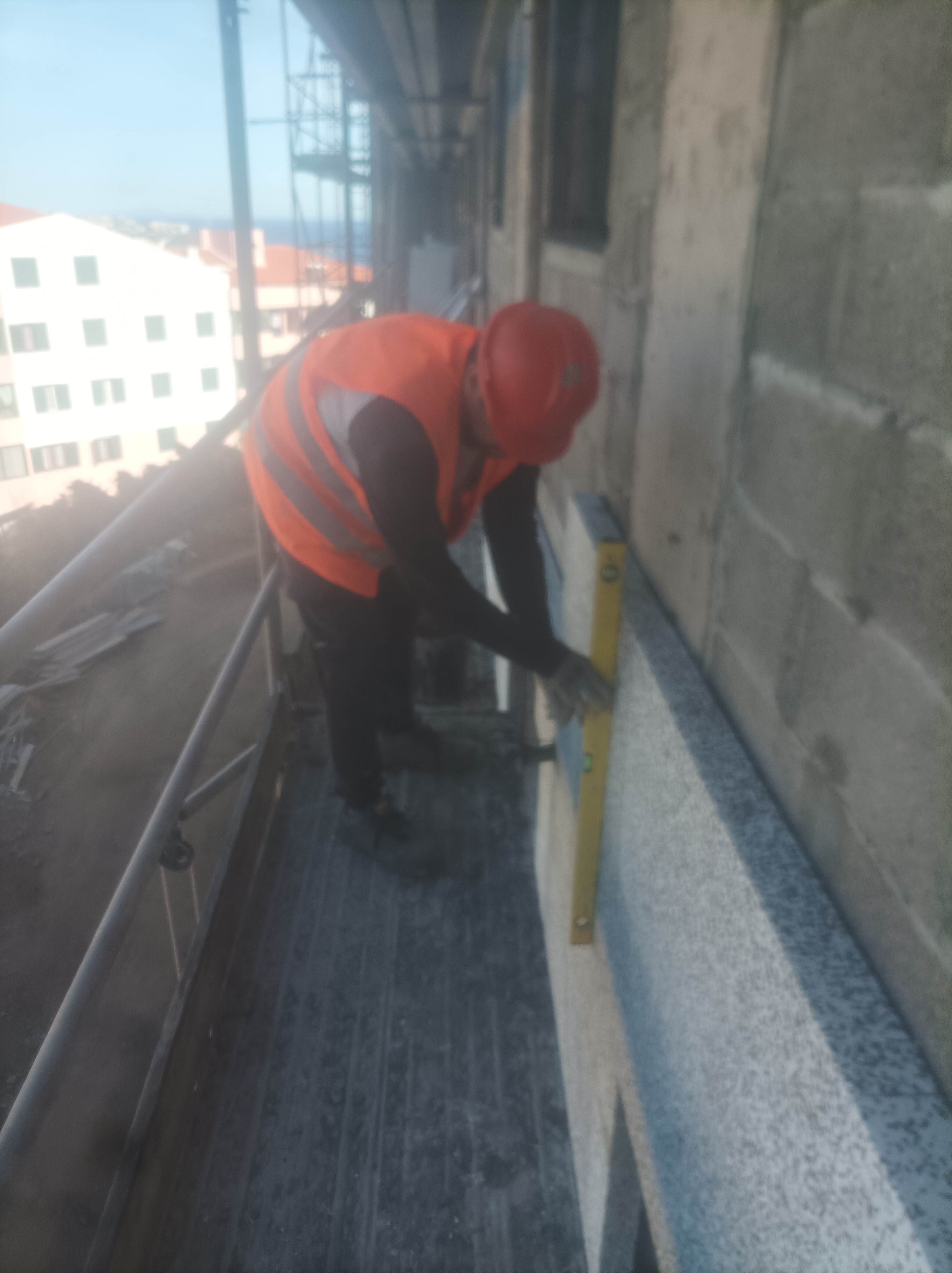 Trabalhador aplicando isolamento térmico